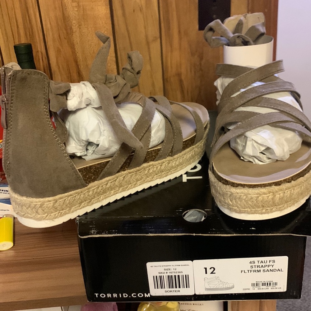 Strappy sandal with platform